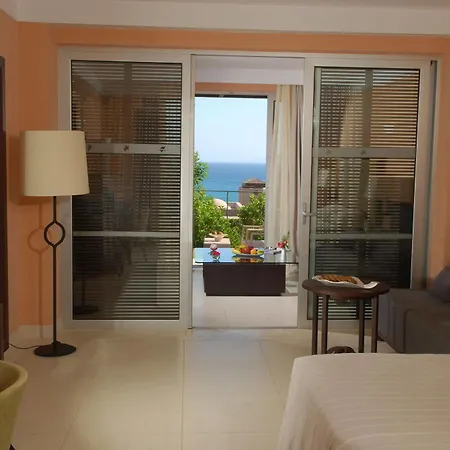 Rezort Helona (adults Only)